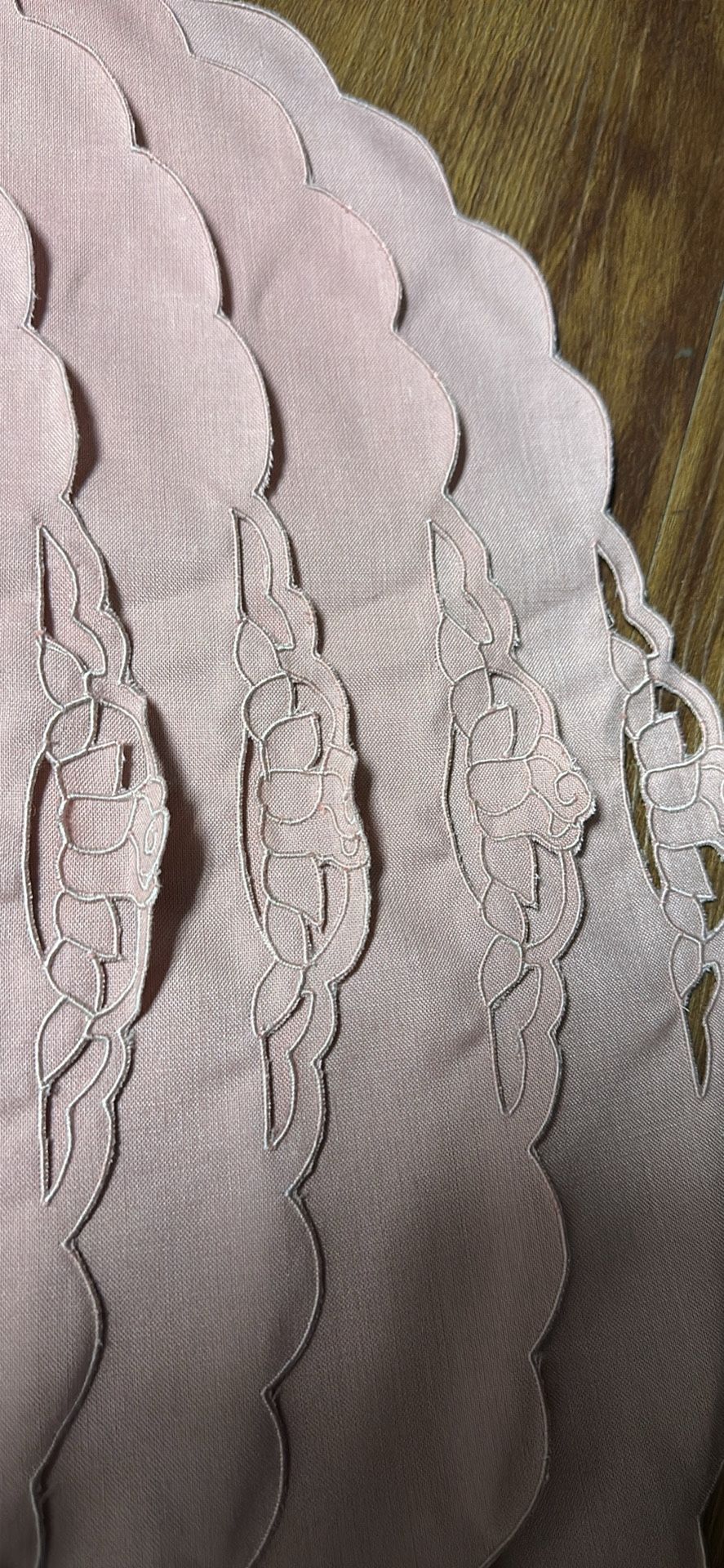 Placemats (8) and Napkins (8)Pink 2 Sets . Oval shape . 25% Linen 75% polyester