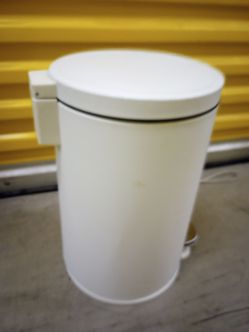 Trash Can / 2 Ice Cube makers & kitchen item.