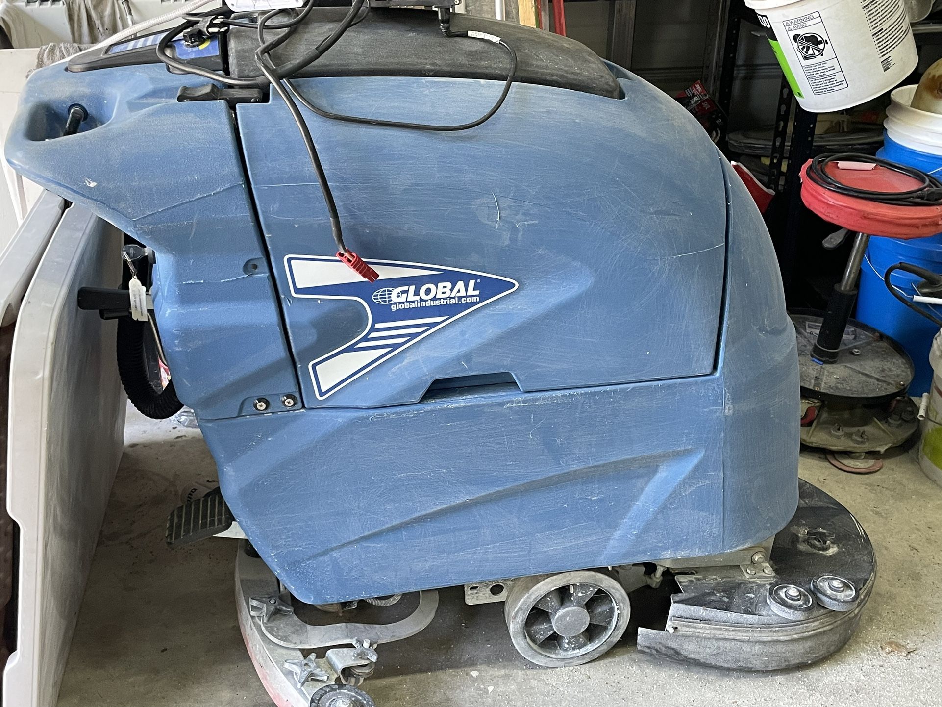 Global Floor Scrubber 32”
