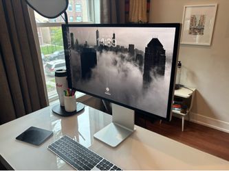 27” Apple Studio Display - Retina - Standard glass with tilt and height adjustable stand