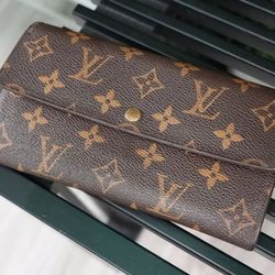 LV Sarah wallet