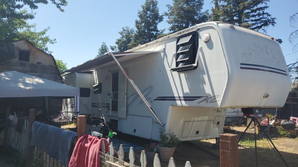 1999 40ft Alpha Gold 5th Wheel