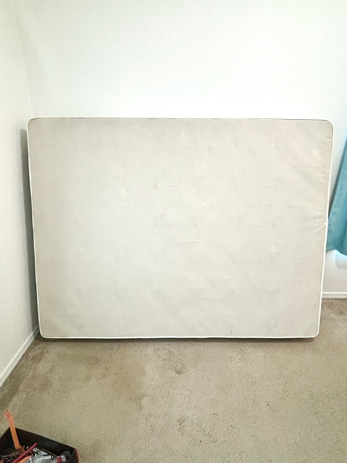 Queen box spring *very clean*