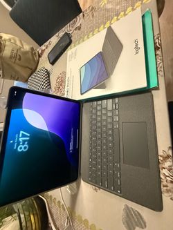Im selling my iPad 6th generation with combo touch