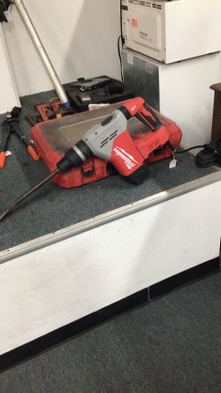 Milwaukee Rotary Hammer 1-9/16” AVS Includes Case and Bit