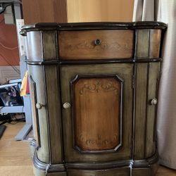 Classic Side Board With Drawer And Cabinets
