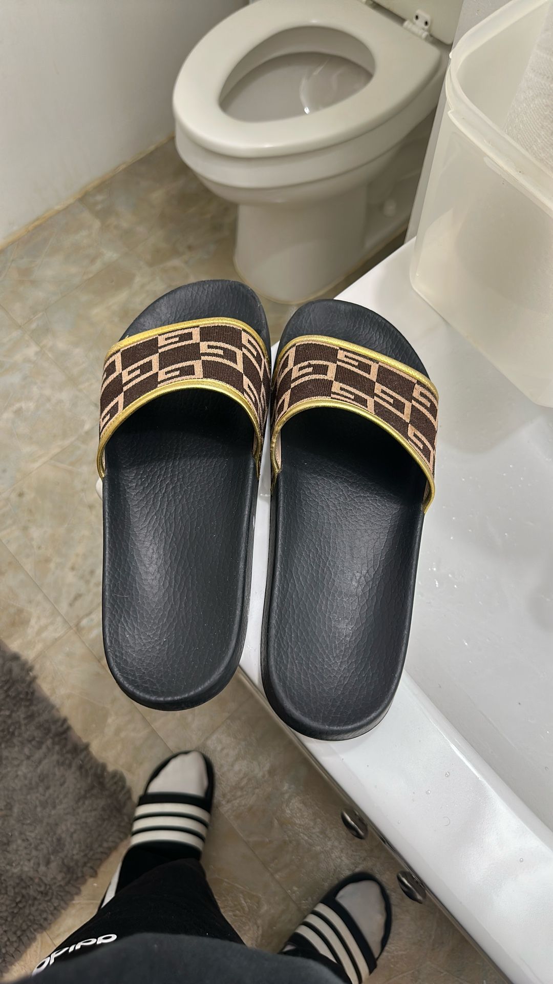 Gucci Slides – Brown/Gold GG Pattern