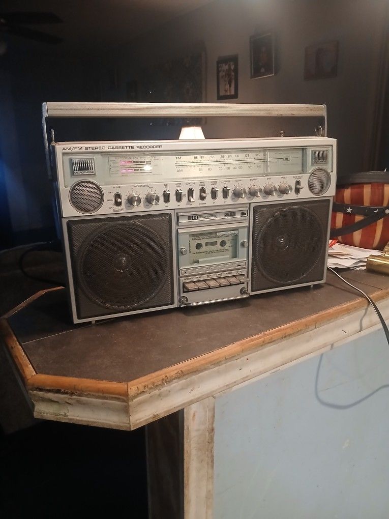 GE Vintage 1980's Portable Boombox..
