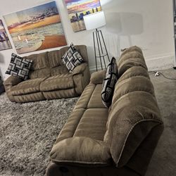 🌟 “LIKE NEW” Ashley Furniture 2pc Brown Reclining Couch Set ( FREE DELIVERY 🚚)