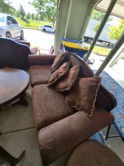 3 sofa couch antique with center piece table and coffee table/ 3 sofa antiguos con mesa de centro y mesa de cafe