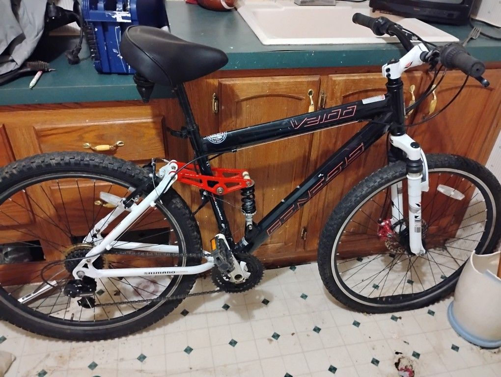  Genesis V2100 men's mountain bike
