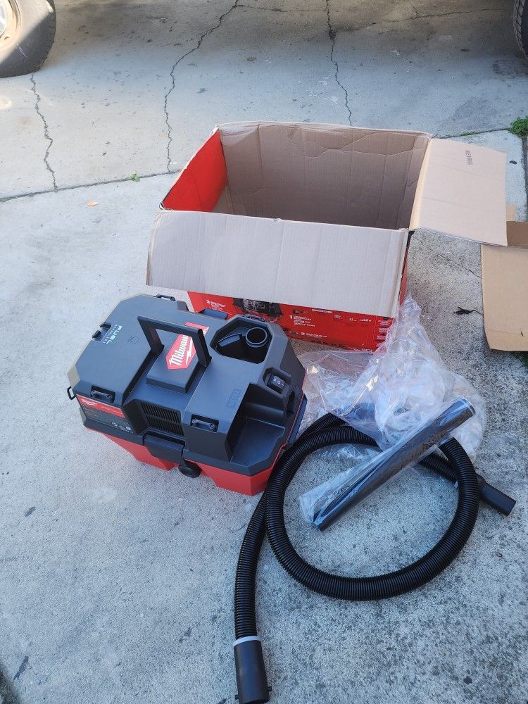 Milwaukee
M18 FUEL 6 Gal. Cordless Wet/Dry Shop Vacuum with Filter, Hose, and Accessories Tool Only 