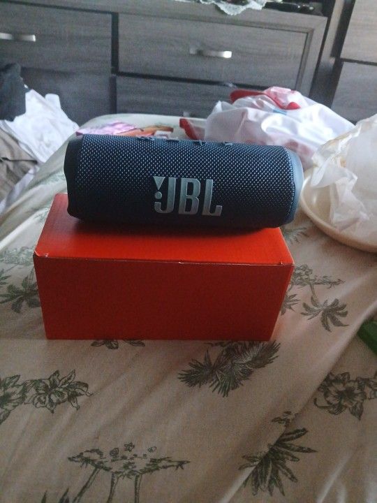 JBL Flip 6 Bluetooth Speaker 