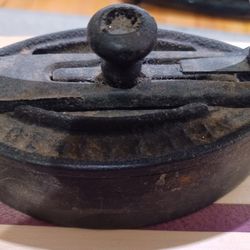 Antique Cast Iron With 2 Trivets