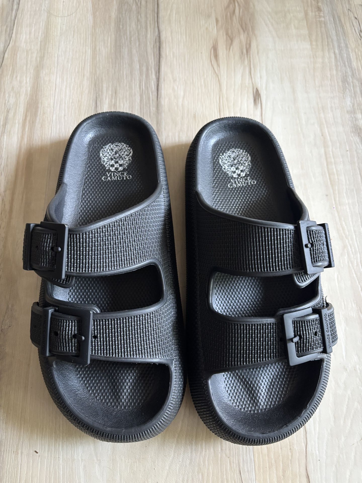 new Vince Camuto pool slides - size 9M / 39