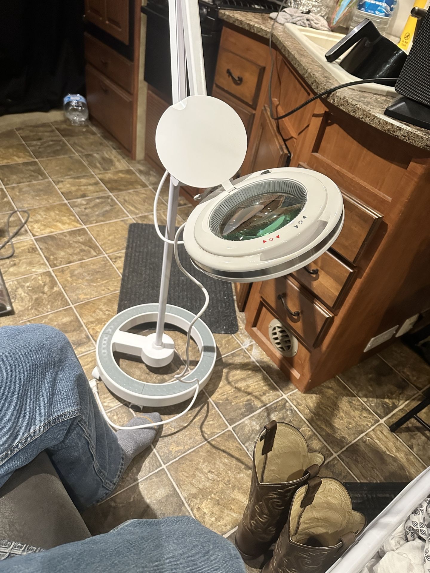 Magnifying portable lamp