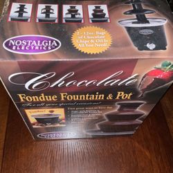 Nostalgia Electronics Chocolate Fondue Fountain Machine Used Excellent