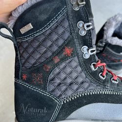 Natural Reflections Size 8.5 Snow Boots