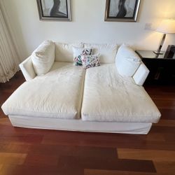 Sofa / Couch Ivory / Light Beige With 4 Pillows And 2 Decorative Pillows