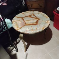 Round Onyx End Table, Side Table In Excellent Condition.