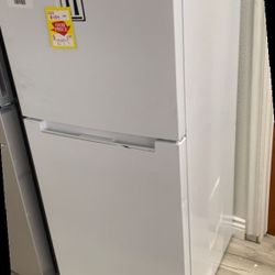 MAGIC CHEF REFRIGERATOR
