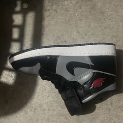 Nike  air Jordan 1 mid shadow red (6.5y )