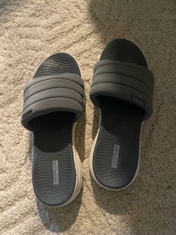 Women’s sketcher size 9