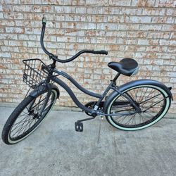Women Bike, Huffy Cranbrook, Wheels Size  26", Barely Used 