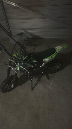 It has no chain. It has no throttle it works. It just needs gas and a new chain and a new throttle.