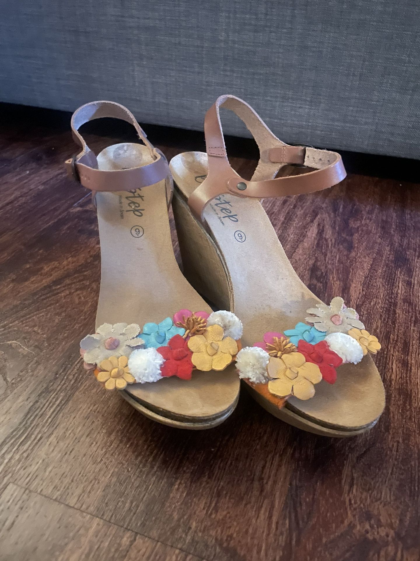 Brown/ Tan Wedges With Multicolor Flowers