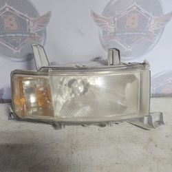 2004-2006 SCION  XB RH HEADLIGHT PART HL04-001