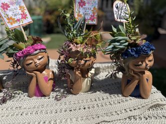 Beautiful succulent 💝💐arrangements in doll planters. Size of pots are approximately 8” in height and 7” across the top. Perfect for Mother’s💞 Day g