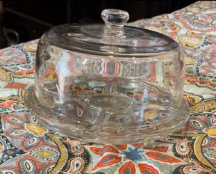 Glass cake stand with a dome ( cake keeper)