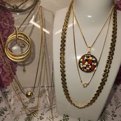 #1659, LOT OF GOLD AND SILVER TONE  5 NECKLACES

