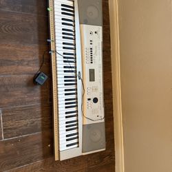 Yamaha Electric Keyboard 