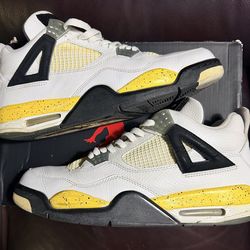 Awesome 🤩  !! 2006 Retro Jordan 4 ' Tour Yellow ' size 10.5 !