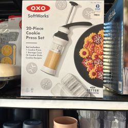 OXO 20 PIECE COOKIE PRESS SET 