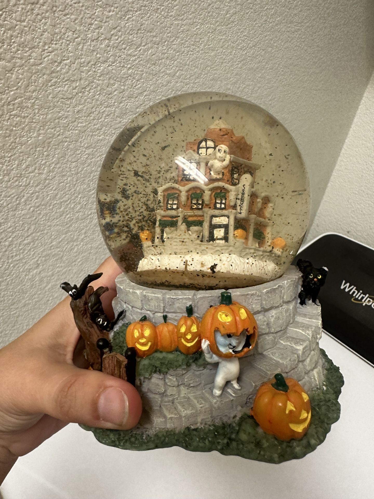 Casper Snow Globe Halloween 