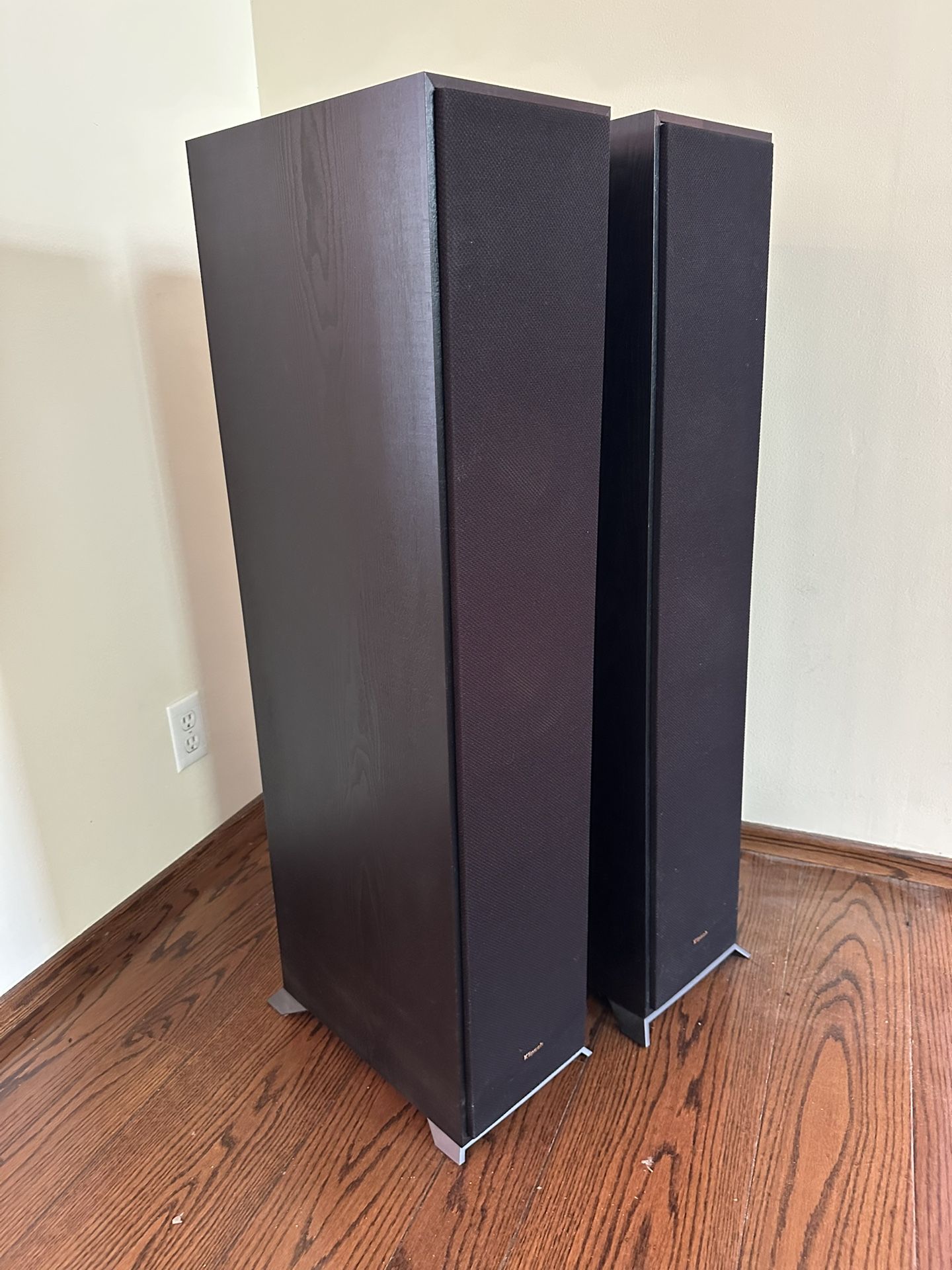 Pair of Klipsch R-620F Floor Speakers