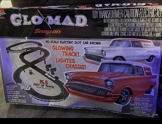 SNAP-ON  Glo-Mad Electric Slot Car Racetrack
