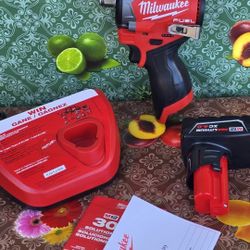 Milwaukee
M12 FUEL 12V Lithium-Ion Brushless Cordless Stubby 1/2 in. Impact Wrench Kit 