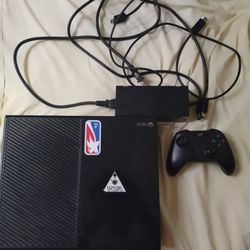 Xbox One Console With One Controller 