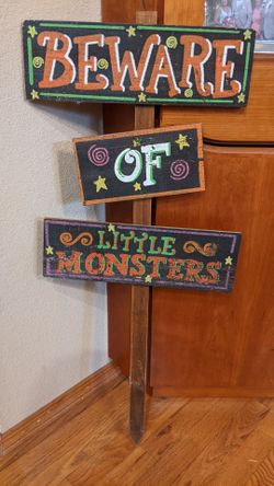Halloween yard sign and light bulbs