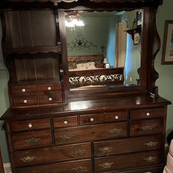 Dresser With Mirror And Hutch