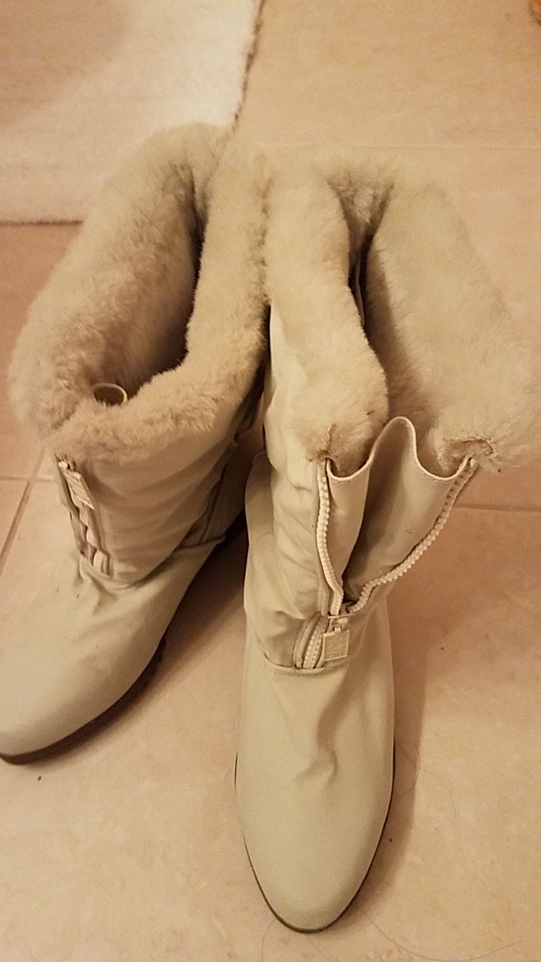 Snow boots size 9