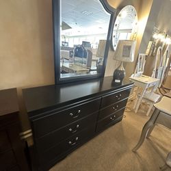 Black Dresser With Mirror 