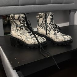 Steve Madden Dillan Chunky Heel Faux Snakeskin Boots! Size 7