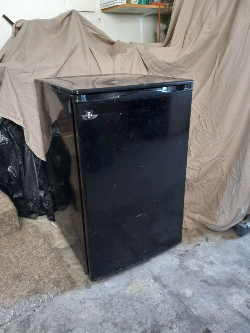 GE Mini Fridge With Freezer