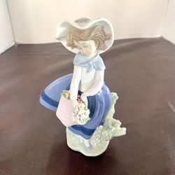 LLADRO Daisa Pretty Pickings Girl w Basket of Flowers 