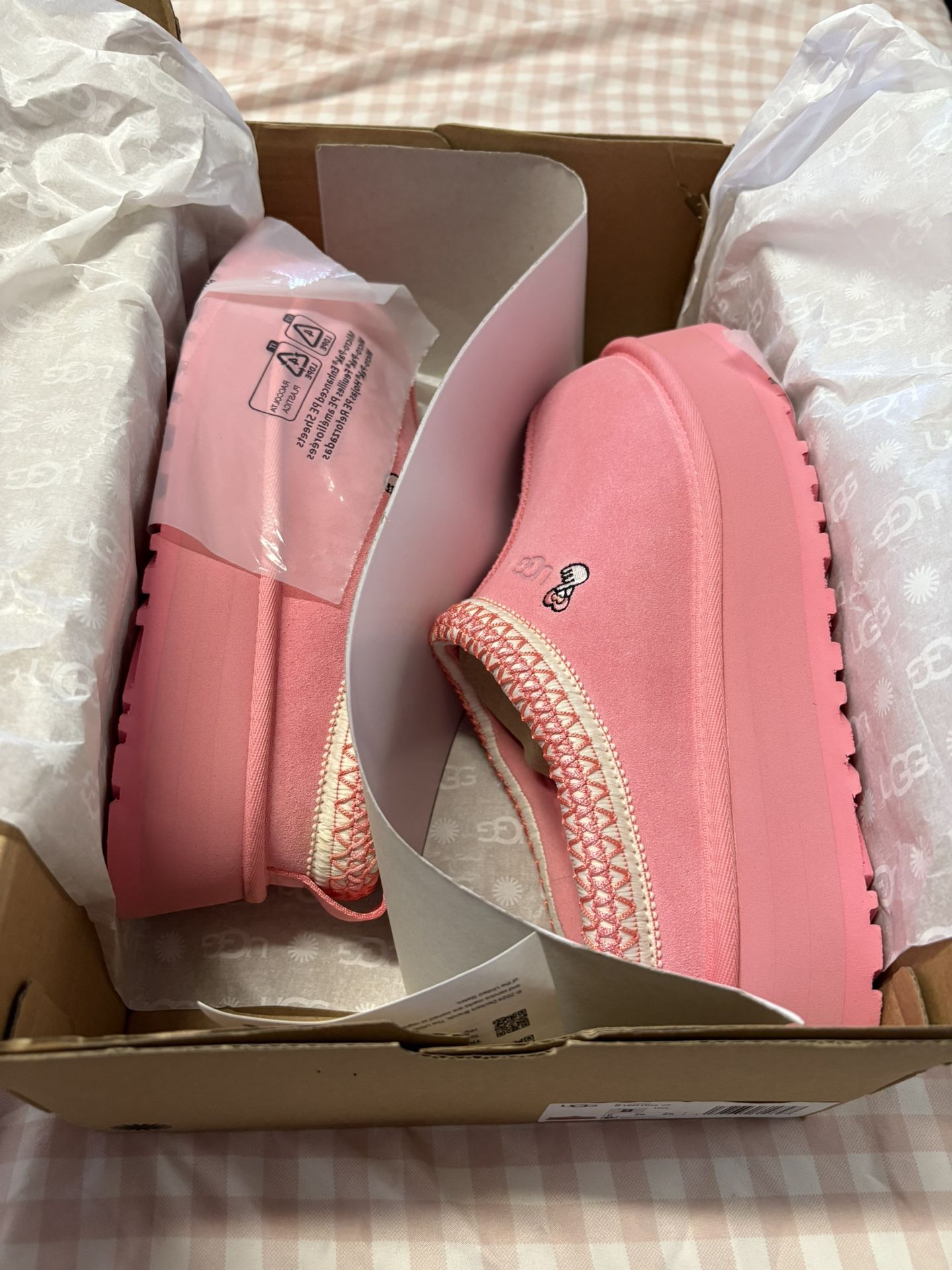 Pink Uggs Love Edition 25’